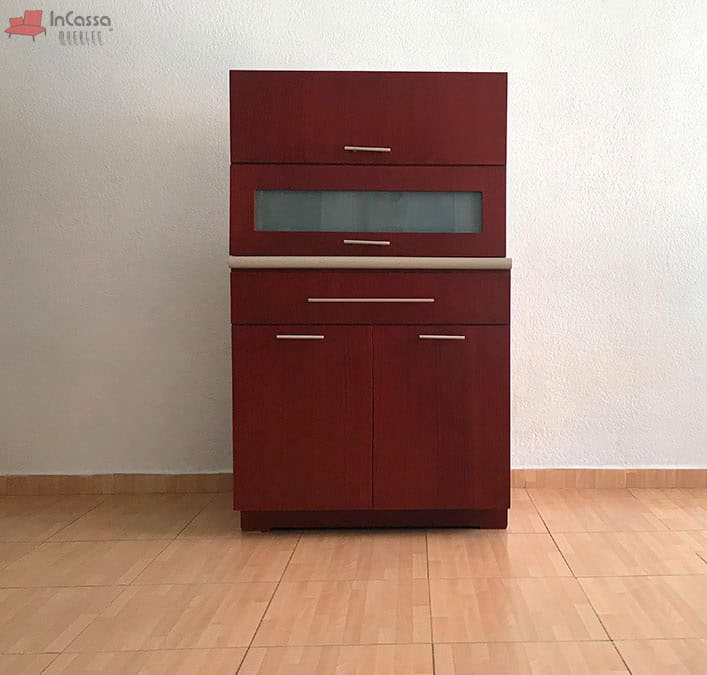 La imagen muestra el diseño compacto de los módulos principales de la cocina integral. Con líneas elegantes y acabados en tono maple oscuro, este conjunto incluye un compartimento superior con puerta de vidrio esmerilado y dos puertas inferiores que ofrecen un almacenamiento eficiente.