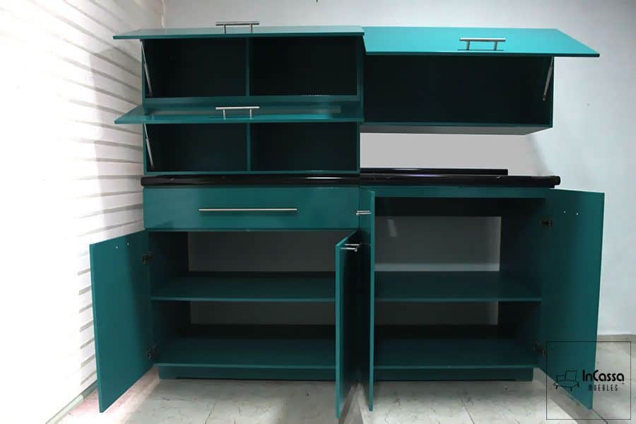 Vemos la cocina integral de 1.70m en una presentación en color turquesa, en la que las puertas de todos los módulos se muestran abiertas dejándonos ver sus interiores.