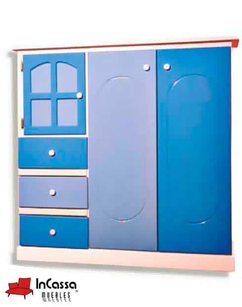 La imagen presenta el Roperito Infantil Modelo ISAAC en su versión con estructura blanca y combinación de azules degradados. Su estilo tipo casita incluye tres cajones inferiores, una pequeña alacena con puerta tipo ventana y dos amplias puertas principales, ideales para mantener la ropa y accesorios perfectamente organizados.