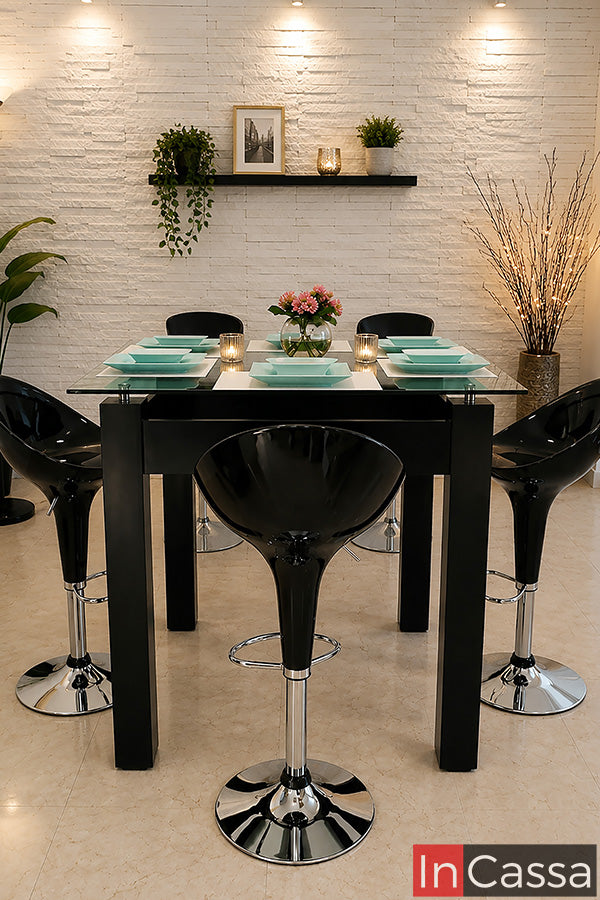 Desde una perspectiva frontal se aprecia el Comedor Alto Modelo IBIZA para 4 personas, una propuesta moderna que destaca por su mesa alta en color chocolate con cubierta de cristal. El conjunto se complementa con bancos Glover en acabado negro brillante y bases cromadas, cuyo diseño contemporáneo aporta un estilo sofisticado, dinámico y original al espacio.