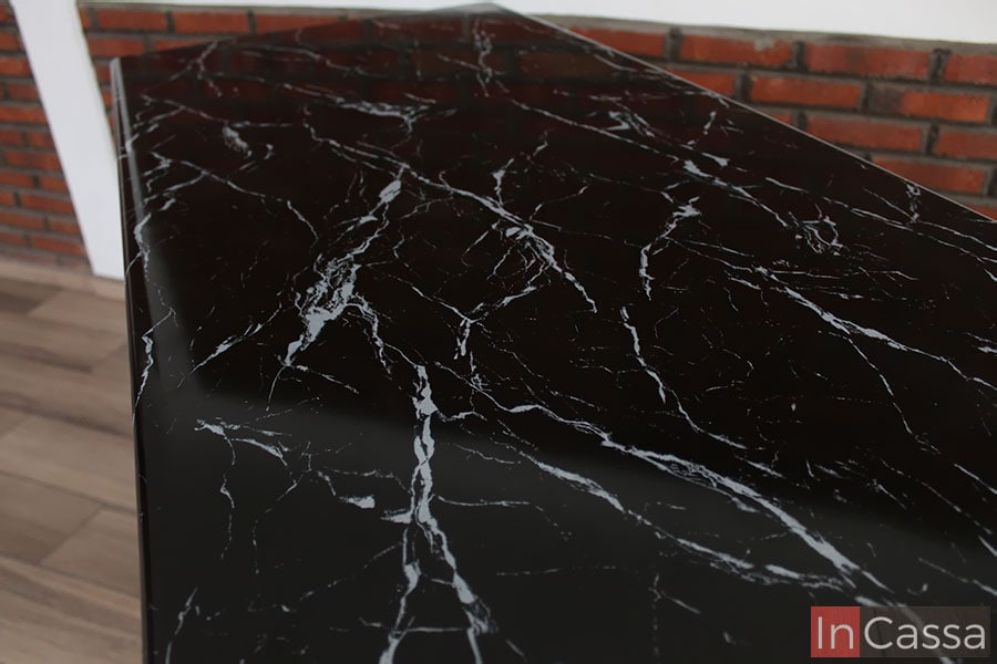 Imagen enteramente enfocada en la cubierta de formica, en la que es más fácil apreciar el acabado del material, siendo bastante brillante y estético a la vista gracias a su estilo mármol negro.
