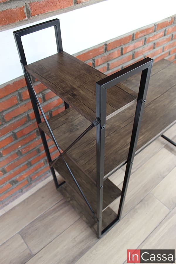 Vemos una toma desde una perspectiva superior del mueble, la cual nos permite apreciar la repisa lateral superior, enseñándonos su longitud y el acabado del material, manteniendo el estilo laqueado al igual que las otras superficies de MDF.