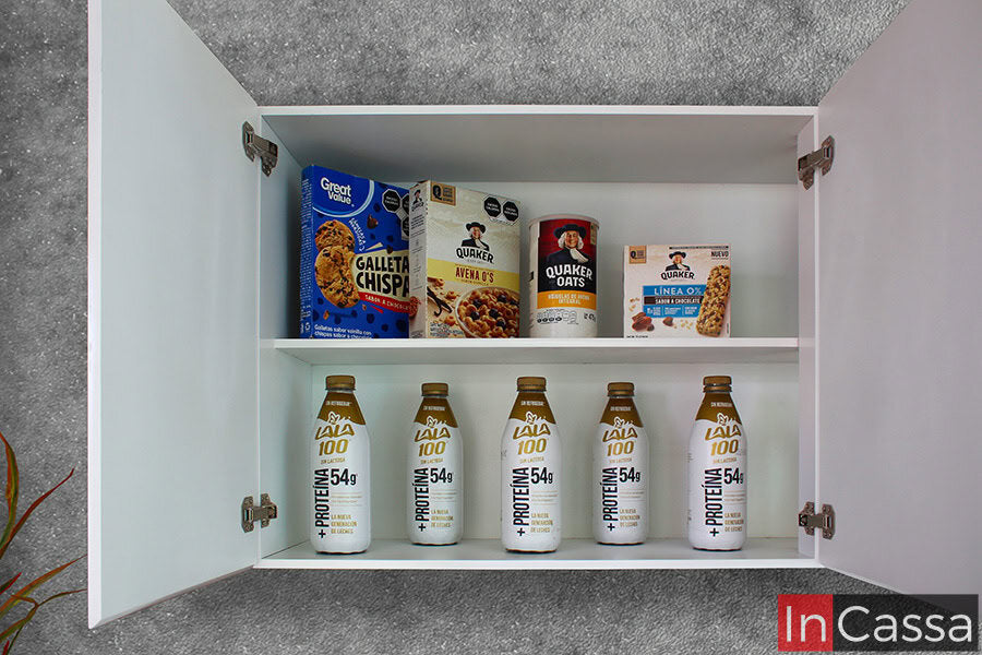 La alacena superior muestra una solución de almacenamiento práctica y eficiente. Sus estantes permiten organizar diversos productos, optimizando el espacio disponible. Mientras que las bisagras de alta calidad aseguran un cierre suave y duradero, mientras que el acabado blanco brillante proporciona una apariencia limpia y moderna.