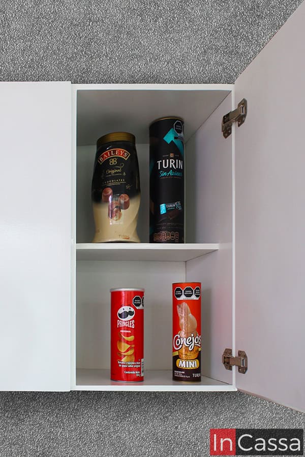 El diseño del gabinete en esta imagen sigue la misma línea estética moderna y funcional que el resto de la alacena. Los estantes permiten una organización versátil de productos, optimizando el espacio interior. Las bisagras de cierre suave aseguran durabilidad y comodidad, mientras que el acabado en blanco brillante contribuye a una apariencia fresca y contemporánea.