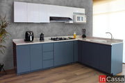 En esta vista general se aprecia la cocina en escuadra KIEV en gris oxford con alacenas superiores blancas. La cubierta tipo ojo de pájaro aporta un acabado elegante, mientras su distribución en L optimiza funcionalidad y estilo moderno.