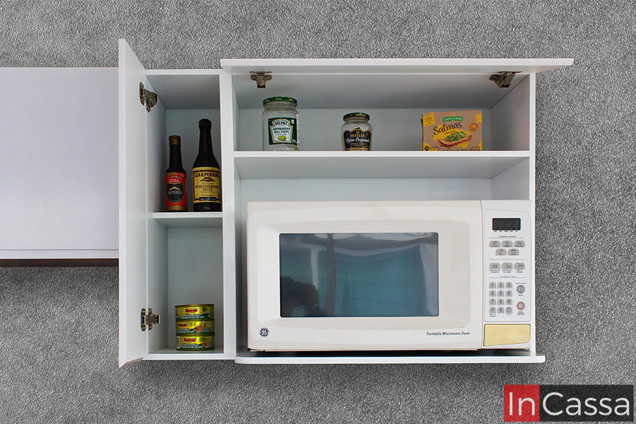En esta vista frontal se aprecia el módulo superior con espacio para microondas y repisas laterales en tono blanco. Su diseño práctico permite organizar despensa y electrodomésticos, manteniendo un estilo limpio y funcional.
