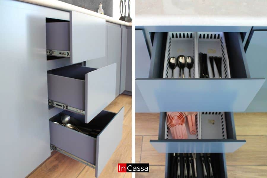 La imagen muestra dos vistas de los cajones de la cocina. A la izquierda, se observan los cajones de color gris medio completo, destacando sus rieles de metálicos que permiten un acceso total a su contenido. A la derecha, un primer plano revela la organización interna de los cajones, mostrando amplios espacios para almacenar utensilios. Los cajones, en un elegante gris medio mate, combinan funcionalidad y diseño, optimizando el espacio de almacenamiento y manteniendo una apariencia limpia y moderna.