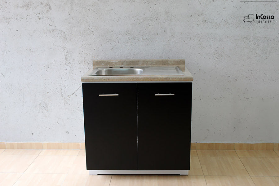 Módulo inferior de la Cocina Integral KINGSTON de 1.70m para ESTUFA en color blanco con puertas chocolate y cubierta de formaica en estilo piedra salvaje, diseñado para ofrecer almacenamiento práctico y funcional en espacios reducidos. Integra una cubierta resistente con tarja de acero inoxidable para facilitar las actividades diarias de cocina. Sus puertas abatibles con manijas metálicas permiten organizar utensilios y accesorios, mientras que su combinación de colores aporta un estilo moderno y elegante.