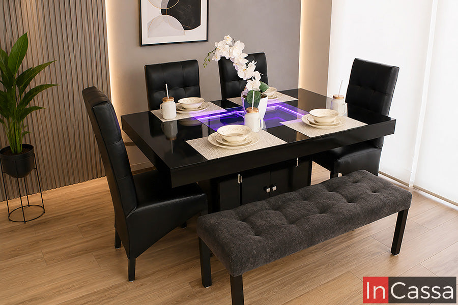 Se observa el Comedor con luz Modelo KIOTO para 6 personas, con mesa negra iluminada, sillas tapizadas en tacto piel color negro y banca en suede gris oxford. Su moderna iluminación LED integrada y su diseño elegante crean un ambiente sofisticado, ideal para disfrutar reuniones familiares con estilo, comodidad y un toque contemporáneo.