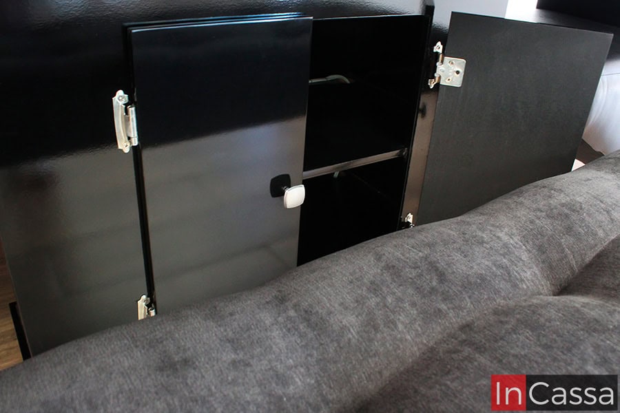 Esta imagen muestra el interior de los compartimentos de la mesa negra completa, que incluyen estantes amplios para organizar utensilios o accesorios de cocina. Una solución ideal para maximizar el espacio en comedores pequeños.