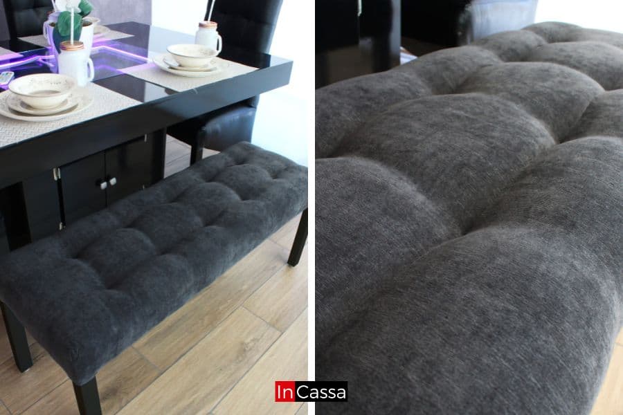 La foto destaca la banca incluida en el comedor, tapizada en suede con un elegante tejido capitoné de color gris oxford. Este complemento no solo ofrece una opción de asiento cómoda, sino que también agrega un toque de lujo al conjunto.