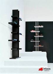 En esta toma ambiental se muestran dos Zapateras Minimalistas modelo LOVE, una en acabado chocolate y otra en blanco. Colocadas en un espacio moderno, ambas destacan su estilo vanguardista y funcional, ideales para combinar con cualquier decoración contemporánea.