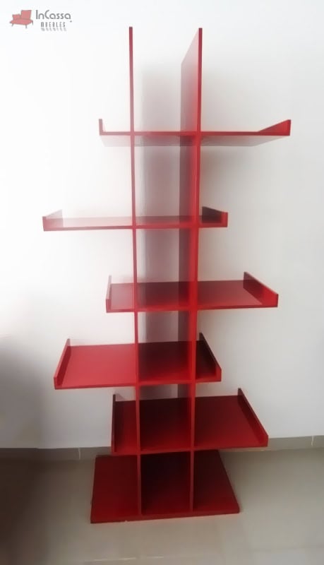 En esta toma frontal se aprecia la Zapatera Minimalista modelo LOVE en su versión en rojo vivo, destacando sus líneas rectas y entrepaños abiertos que aportan un diseño moderno y funcional. Su acabado liso resalta bajo la luz, convirtiéndola en una pieza elegante y llamativa para cualquier espacio.