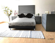 La imagen presenta una recámara de diseño contemporáneo en tono gris cenizo oscuro, compuesta por cabecera, burós y tocador con amplios cajones, ideal para un ambiente armonioso y sofisticado.