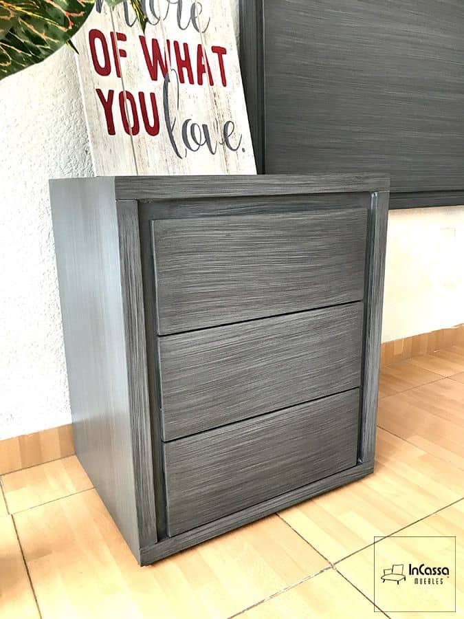 En está foto se presenta un buroe en tono gris cenizo oscuro con tres cajones espaciosos, ideal para complementar la recámara con un estilo elegante y funcional.