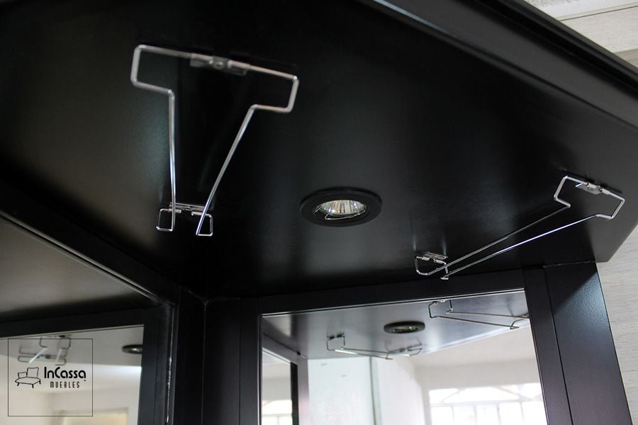 La toma destaca los prácticos soportes metálicos diseñados para almacenar copas de manera ordenada y accesible en el esquinero de bar chocolate. Su acabado cromado no solo asegura resistencia, sino que también complementa el diseño elegante del mueble. Estos soportes optimizan el espacio y aportan funcionalidad al área de bar.