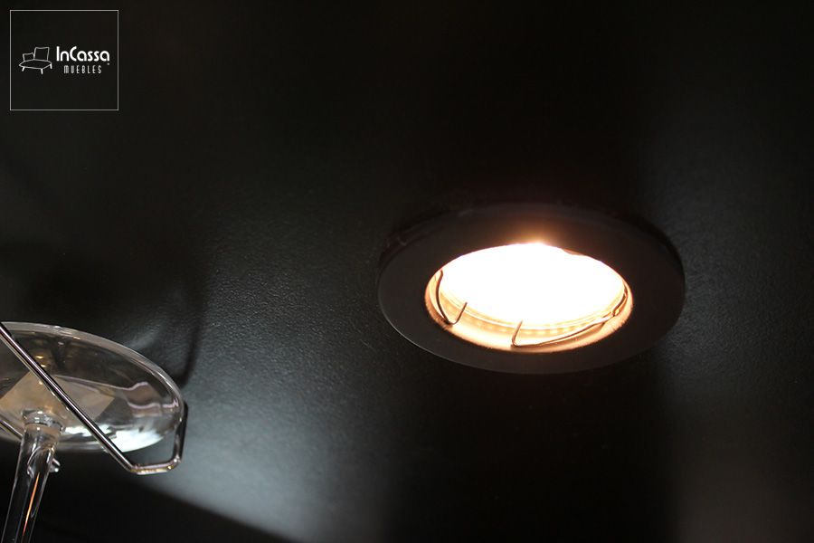 La foto destaca la iluminación LED integrada en el esquinero de bar en color chocolate. Este sistema no solo mejora la visibilidad de los estantes, sino que también aporta un toque moderno y elegante al diseño. La luz cálida crea un ambiente acogedor, ideal para reuniones sociales o momentos de relajación en casa.