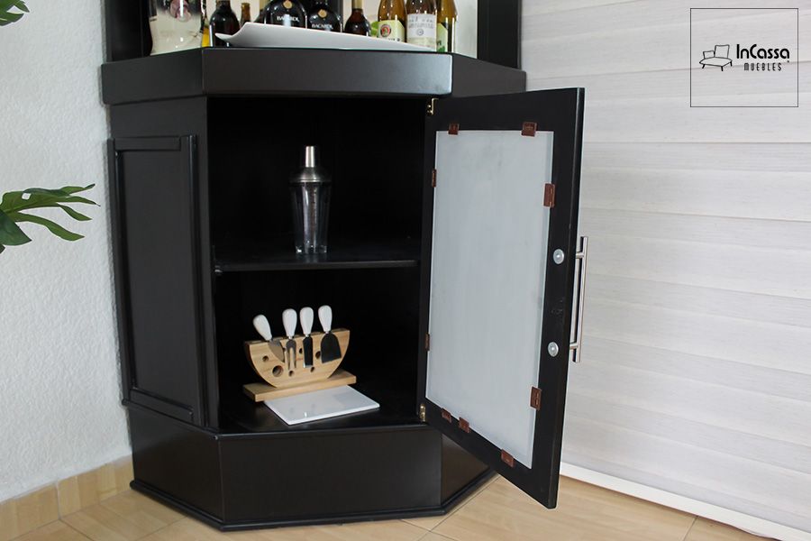 Esta foto muestra el compartimento inferior del esquinero cantina, diseñado para maximizar la funcionalidad. Con una puerta abatible y un estante intermedio, ofrece espacio suficiente para guardar utensilios, botellas o accesorios de bar. El detalle de cristal esmerilado en la puerta, así como su acabado chocolate completo, aporta un toque moderno y sofisticado.