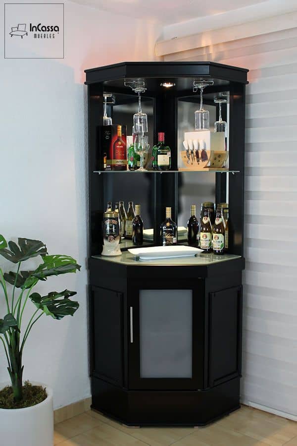 Este esquinero de bar combina diseño minimalista con funcionalidad, ideal para optimizar espacios en tu hogar. Fabricado en acabado chocolate mate, cuenta con iluminación LED integrada que resalta las botellas y copas en los estantes de vidrio. Incluye soportes para copas invertidas y un práctico compartimento inferior con puertas de cristal esmerilado, perfecto para almacenar tus bebidas favoritas.