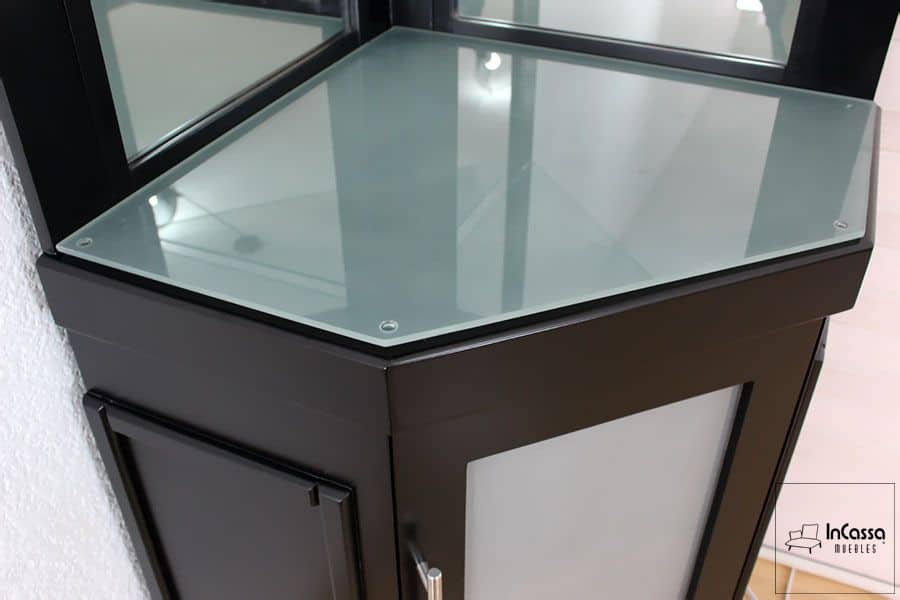 Está imagen resalta la cubierta de vidrio templado que adorna la parte superior del esquinero de bar chocolate. Este material no solo aporta un toque de elegancia al diseño, sino que también ofrece resistencia y facilidad de limpieza, ideal para mantener un aspecto impecable en su área de bar.