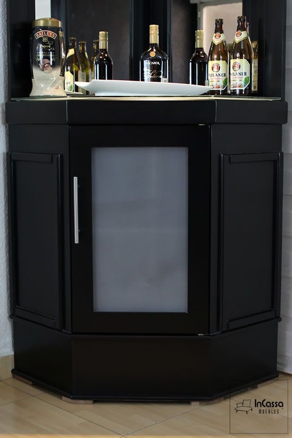 Está imagen muestra el práctico módulo inferior del esquinero cantina, diseñado con puertas de cristal esmerilado que aportan privacidad y estilo. Este espacio es ideal para guardar utensilios, botellas o cualquier elemento necesario para mantener un bar organizado y elegante. Su diseño compacto y funcional, en acabado chocolate, maximiza el almacenamiento sin sacrificar estética.