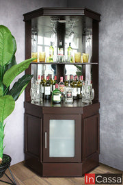 Destaca la Cantina Modelo LILIAN en acabado tabaco, diseñada para organizar botellas, copas y accesorios con elegancia. Sus espejos, compartimentos y puerta con cristal esmerilado crean un mueble sofisticado que se convierte en el centro de atención de cualquier espacio.
