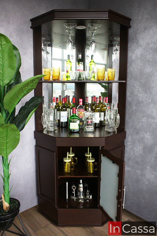 Se aprecia la Cantina Modelo LILIAN en acabado tabaco, con la puerta inferior abierta para mostrar sus prácticos compartimentos de almacenamiento. Su diseño combina espacios para botellas, copas y accesorios, ofreciendo organización, funcionalidad y un estilo elegante para tu hogar.