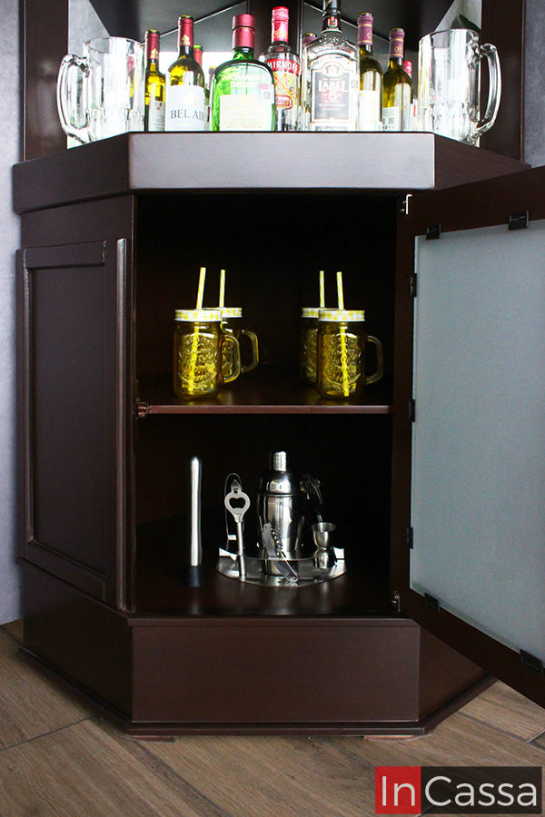 Se observa la Cantina Modelo LILIAN en acabado tabaco, con la puerta inferior abierta para destacar su amplio espacio de almacenamiento. Sus compartimentos son ideales para organizar accesorios de bar, cristalería y utensilios, manteniendo todo al alcance con un diseño elegante y funcional.