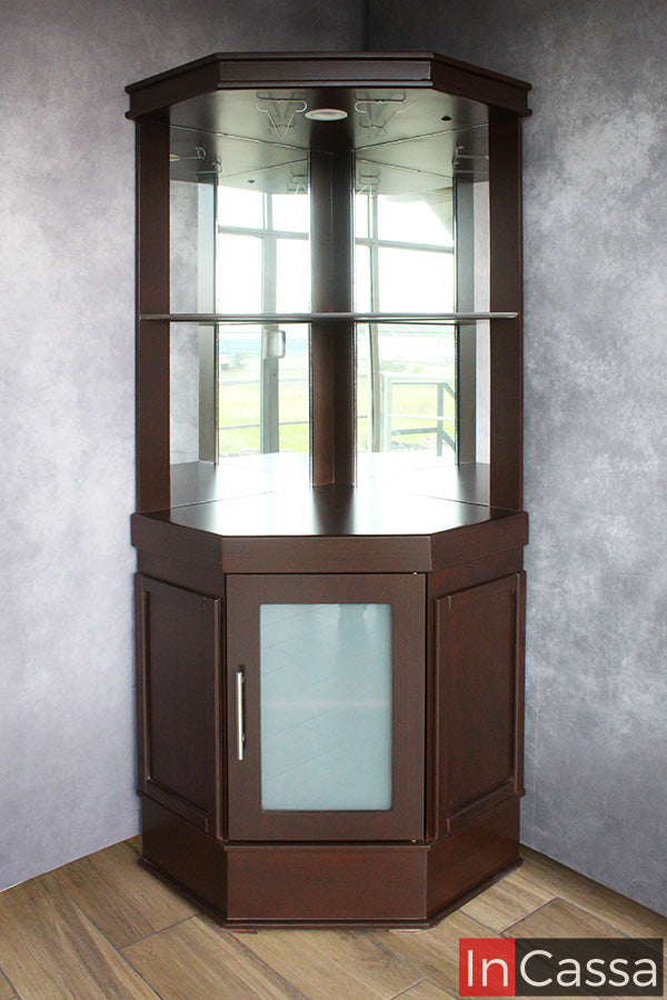 Se presenta la Cantina Modelo LILIAN en acabado tabaco, destacando su diseño esquinero que optimiza el espacio sin renunciar a la elegancia. Sus compartimentos, espejos, entrepaños y colgadores para copas la convierten en una opción práctica y sofisticada para el hogar.