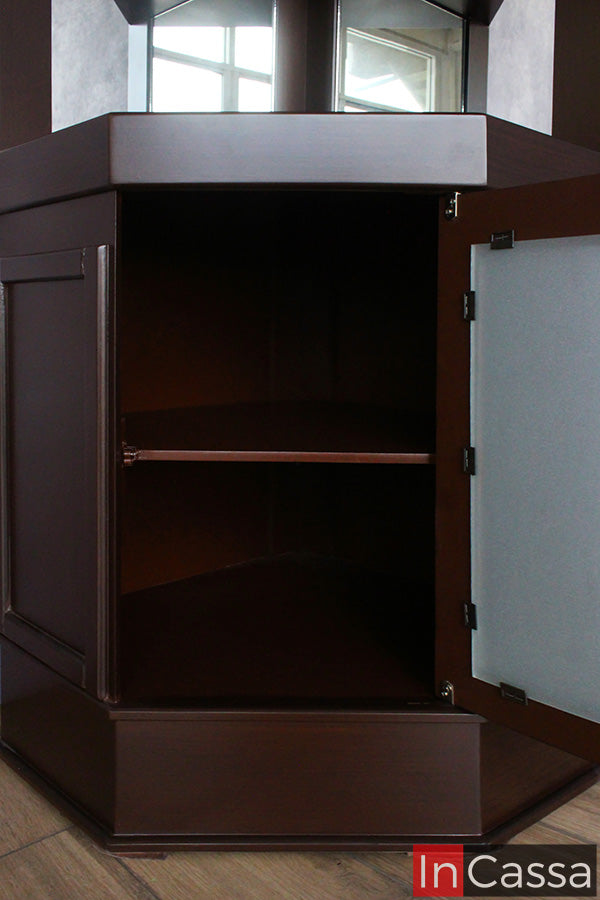 Se observa la Cantina Modelo LILIAN en acabado tabaco, con la puerta inferior abierta para mostrar su amplio compartimento de almacenamiento. Su diseño permite organizar botellas, accesorios y artículos de bar de forma práctica, manteniendo un estilo elegante y perfectamente ordenado.
