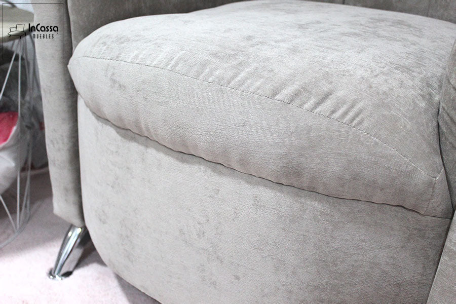 El asiento amplio y mullido de este sillón garantiza una comodidad excepcional. Su tapizado en tela suede gris perla resalta su suavidad, mientras que la base robusta complementa su diseño elegante y acogedor.