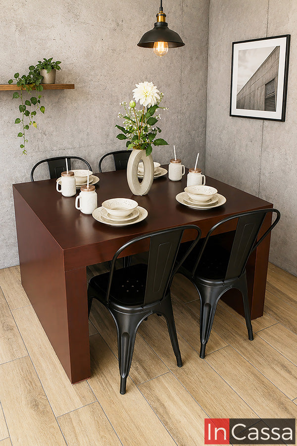 Se aprecia el Comedor tipo TOLIX Modelo LISBOA para 4 personas, con mesa en acabado tabaco y sillas tipo Tolix color negro. Su estilo industrial combina una estructura robusta con un diseño moderno y funcional, ideal para crear espacios con personalidad, comodidad y un ambiente contemporáneo para el día a día.
