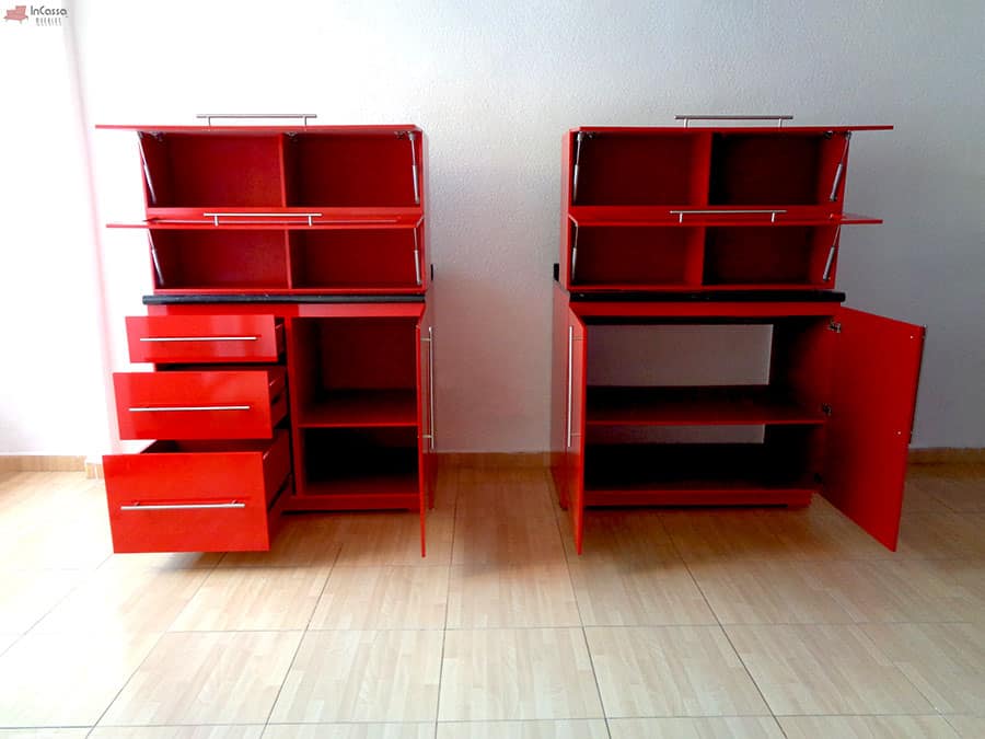 La imagen nos presenta los módulos de la cocina de 2.90m en color rojo. En la que también se nos muestran los módulos abiertos dejándonos ver sus interiores, lo cuales conservan el tono rojo.