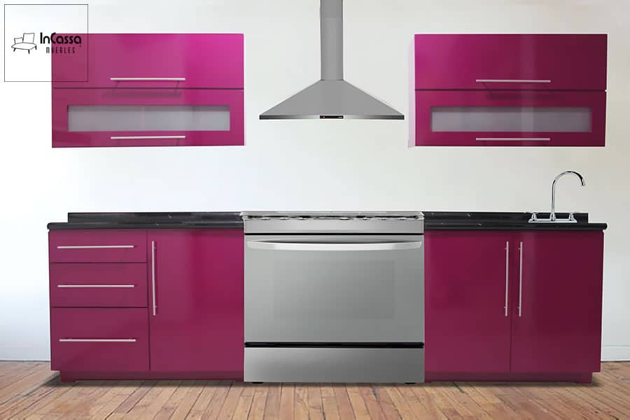 Cocina Minimalista de 2.90m fabricada en MDF chileno color magenta con cubierta de formica negra. Diseñada para Estufa de Piso, presentada en una pared blanca y piso de madera.