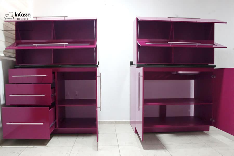 Una mirada al interior de los módulos de la cocina, donde podemos ver que el color magenta se conserva tanto en las partes exteriores de la como en los interiores.