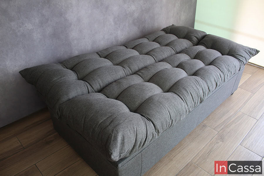Se destaca el modo de cama del futon, que gracias al acabado capitoneado de la tela lino mouse simula perfectamente un colchón individual.
