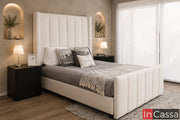 La imagen presenta la Recámara Tapizada Estilo Nube Modelo LOIRA en suede color hueso con burós en color chocolate, destacando su cabecera y piecera acolchados con diseño vertical. La combinación de tonos neutros aporta elegancia, calidez y un estilo moderno al dormitorio.