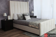 Se aprecia la Recámara Tapizada Estilo Nube Modelo LOIRA tapizada en suede con burós en color chocolate, una combinación que aporta elegancia y calidez al dormitorio. Su cabecera de gran altura y diseño acolchado crean un ambiente moderno, acogedor y lleno de confort.