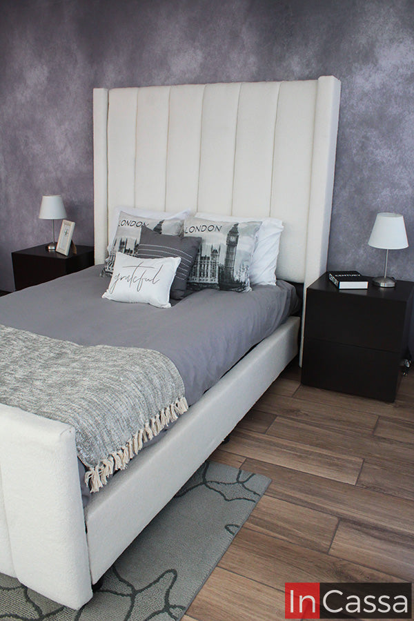 Se distingue la Recámara Tapizada Estilo Nube Modelo LOIRA tapizada en suede con burós en color chocolate, diseñada para aportar sofisticación y confort. Sus líneas acolchadas y acabados elegantes convierten cualquier habitación en un espacio moderno, cálido y acogedor.