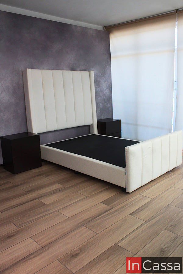 Se presenta la Recámara Tapizada Estilo Nube Modelo LOIRA tapizada en suede con burós en color chocolate, permitiendo apreciar su estructura completa. Su diseño contemporáneo combina una cabecera de gran altura, piecera acolchada y acabados elegantes que transforman cualquier habitación en un espacio sofisticado.