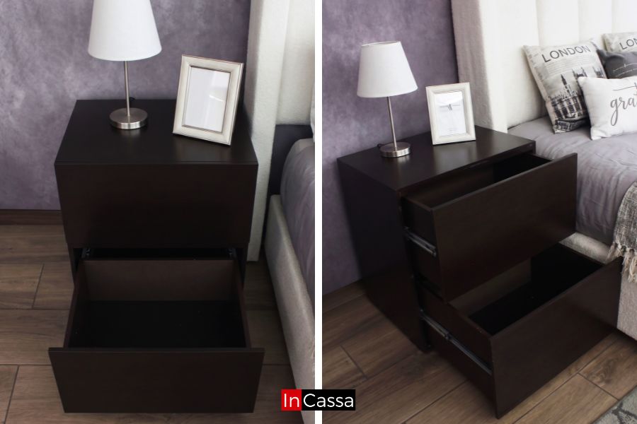 Se observan los burós de la Recámara Tapizada Estilo Nube Modelo LOIRA en color chocolate, equipados con amplios cajones de deslizamiento suave que ofrecen un práctico espacio de almacenamiento. El complemento ideal para mantener tu habitación organizada con un diseño moderno y funcional.