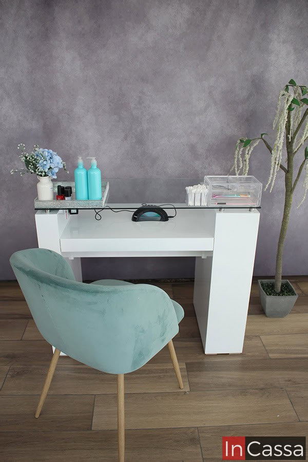 Esta toma nos muestra la parte frontal de la mesa, en la cual se mantiene el mismo color y acabado blanco brillante visto en la parte trasera. La foto también ofrece una mejor vista de la cubierta de cristal y del espacio para utensilios eléctricos.