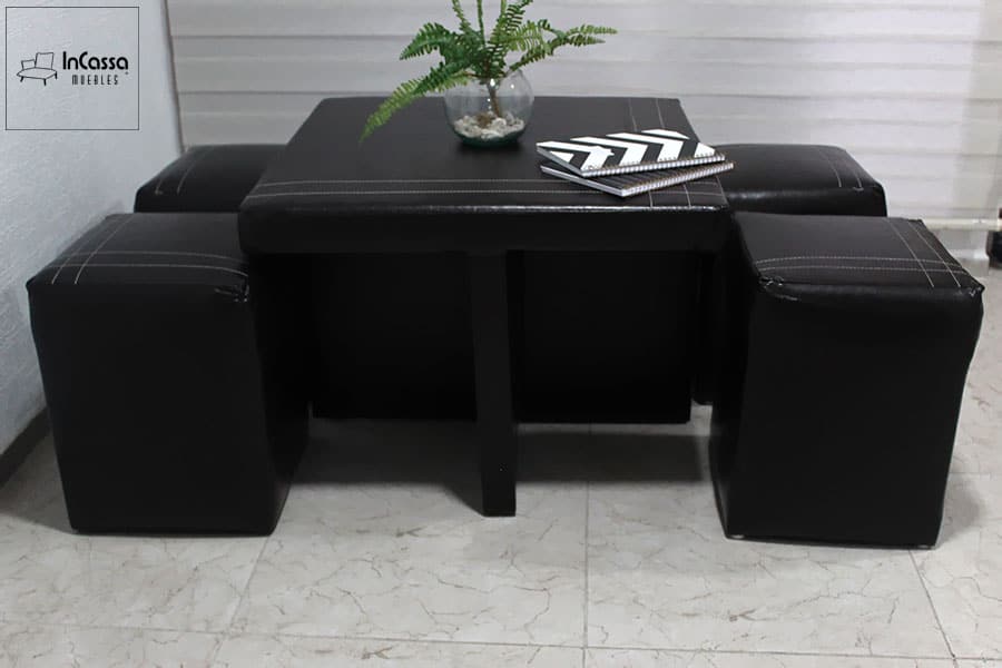 Esta toma frontal resalta la simetría y diseño minimalista de la mesa tapizada en tacto piel negro. Su estructura robusta y líneas modernas se adaptan a diferentes estilos de decoración, convirtiéndola en una opción versátil.