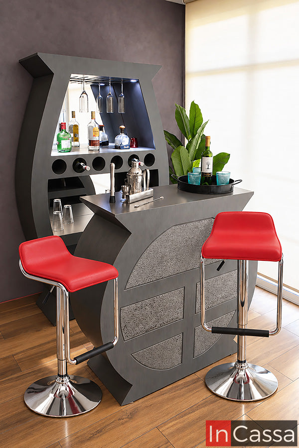 Cantina Redonda con Bancos LUXOR en acabado gris cenizo oscuro, con diseño curvo y barra frontal que aporta un estilo moderno y sofisticado. Incluye espacios para botellas y copas, iluminación interior y dos bancos rojos que crean un atractivo contraste.