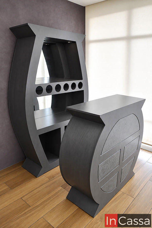 Vista posterior de la Cantina Redonda con Bancos LUXOR en acabado gris cenizo oscuro, con diseño curvo, botellero integrado, espejo y amplios compartimentos para organizar bebidas, cristalería y accesorios de bar.