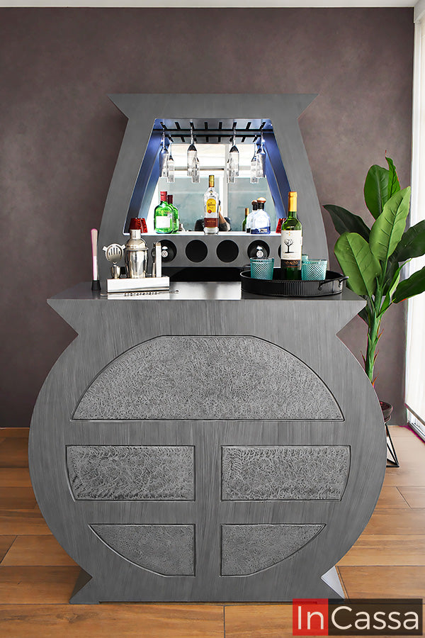Vista frontal de la Cantina Redonda LUXOR en acabado gris cenizo oscuro, con una original barra de diseño circular, detalles decorativos y área superior para organizar y exhibir botellas y copas. Su iluminación interior realza el diseño y crea un ambiente sofisticado.