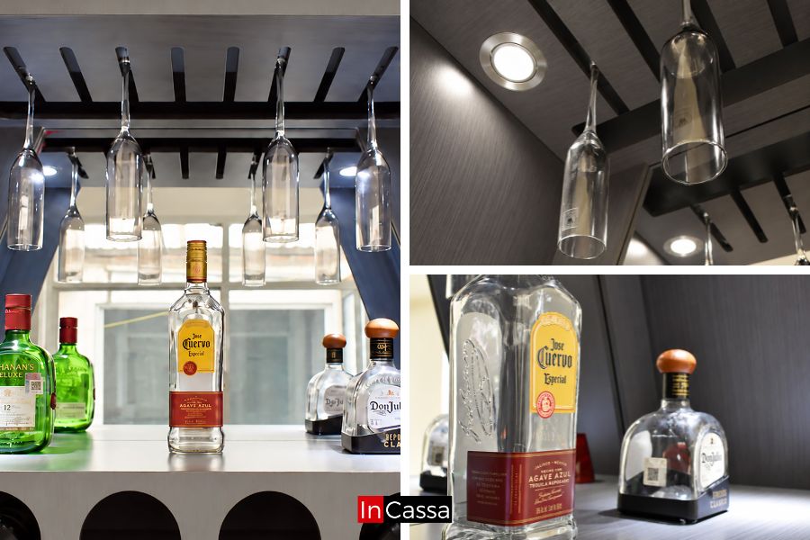 Detalle interior de la Cantina Redonda LUXOR, con portacopas superior, espacio para exhibir botellas y luces LED integradas que iluminan el área de servicio. Su espejo posterior aporta profundidad y realza la presentación de copas y bebidas.