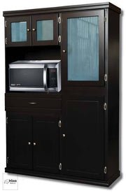 En esta imagen se observa el mueble MUNICH desde un ángulo completamente frontal, mostrando su diseño robusto en tono chocolate con compartimento central para microondas. El cristal esmerilado de sus puertas aporta un toque moderno y elegante.