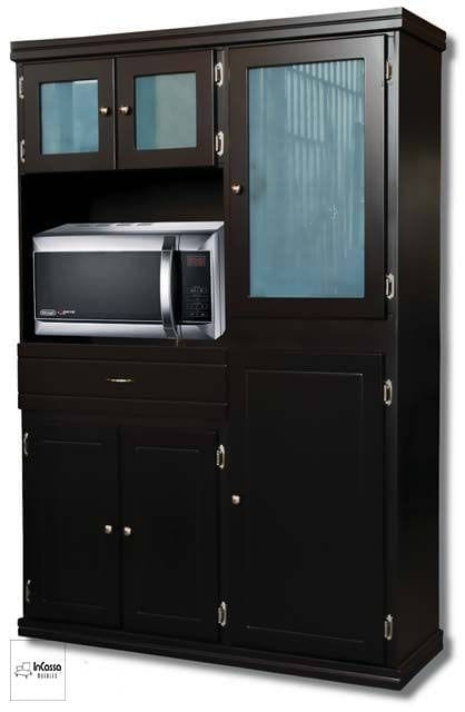 En esta imagen se observa el mueble MUNICH desde un ángulo completamente frontal, mostrando su diseño robusto en tono chocolate con compartimento central para microondas. El cristal esmerilado de sus puertas aporta un toque moderno y elegante.