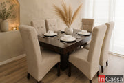 Se aprecia el Comedor Modelo MADEIRA para 6 personas en color tabaco con sillas tapizadas en suede color hueso. Su diseño contemporáneo combina una mesa amplia con acabados cálidos y asientos acolchonados que brindan gran comodidad, creando un ambiente elegante y acogedor para compartir momentos especiales en familia o con invitados.